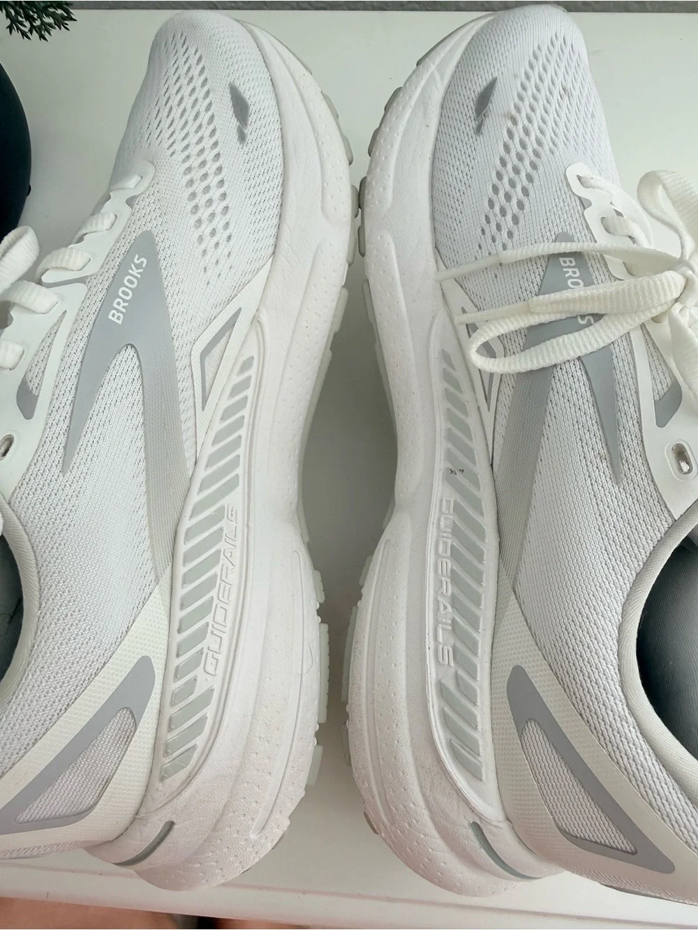 Brooks Adrenaline GTS 23 Women size 9 White and Light Gray Running Shoes - Picture 7 of 9